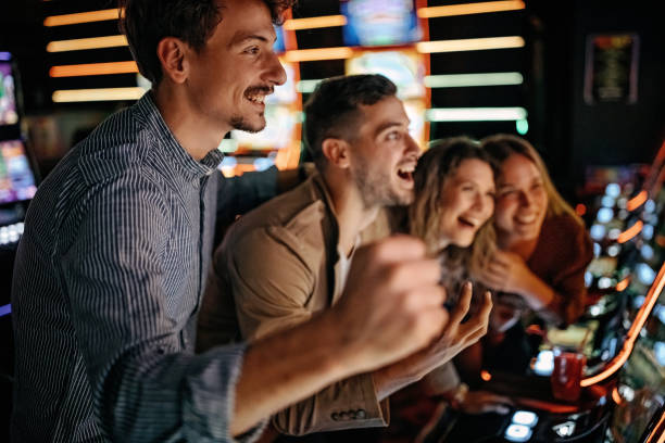 Dealer live blackjack di studio dragon212 membagikan kartu kepada pemain melalui streaming video real-time